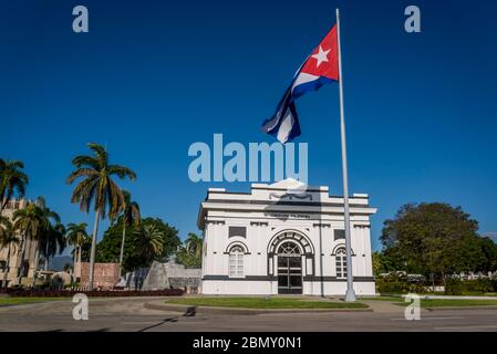 Santa Ifigenia Friedhof, Eingangsgebäude mit riesiger Kubanischen Flagge, Santiago de Cuba, Kuba Stockfoto