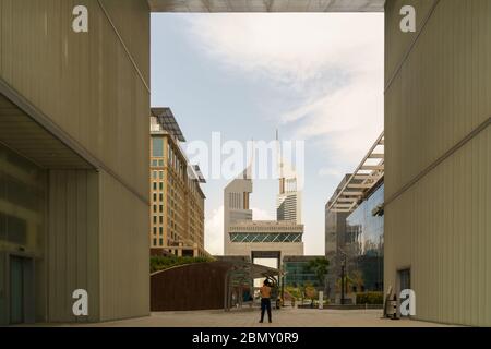 UAE, DUBAI, UM 2020: Dubai Financial Centre District. Blick auf das Tor und die Jumeirah Emirates Towers in DIFC. Tagesansicht mit bewölktem Himmel Stockfoto