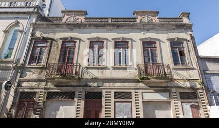 Ovar, Portugal - 18. Februar 2020: Kleines, zerstörte Apartmenthaus im Stadtzentrum an einem Wintertag Stockfoto