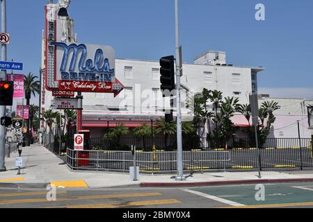 Hollywood, CA/USA - 9. Mai 2020: Leerer Parkplatz am berühmten Mel's Drive im Restaurant während der Coronavirus-Quarantäne Stockfoto