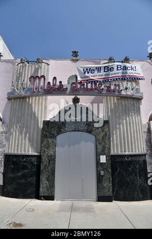 Hollywood, CA/USA - 9. Mai 2020: Wir werden während der Coronavirus-Quarantäne auf dem berühmten Mel’s Drive im Restaurant wieder Banner halten Stockfoto