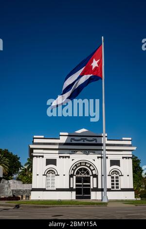 Santa Ifigenia Friedhof, Eingangsgebäude mit riesiger Kubanischen Flagge, Santiago de Cuba, Kuba Stockfoto