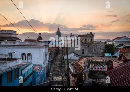 Stimmungsvolle Stadtansicht mit Calle Heredia und Kathedrale Turm in der Ferne in der Dämmerung, Santiago de Cuba, Kuba Stockfoto