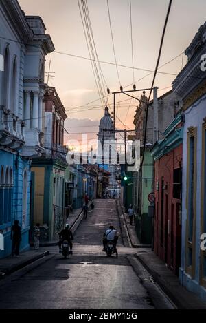 Stimmungsvolle Straße der Calle Heredia und Kathedrale Turm in der Ferne in der Dämmerung, Santiago de Cuba, Kuba Stockfoto