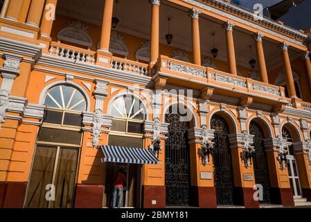 Farbenfrohe, neu restaurierte historische Gebäude im Zentrum der Stadt, Santiago de Cuba, Kuba Stockfoto