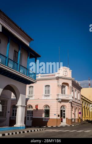 Farbenfrohe, neu restaurierte historische Gebäude im Zentrum der Stadt, Santiago de Cuba, Kuba Stockfoto