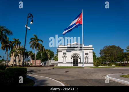 Santa Ifigenia Friedhof, Eingangsgebäude mit riesiger Kubanischen Flagge, Santiago de Cuba, Kuba Stockfoto