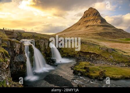 Eine lange Exposition von Kirkjufellsfoss und Kirkjufell zur goldenen Stunde in Island an einem Frühlingstag Stockfoto