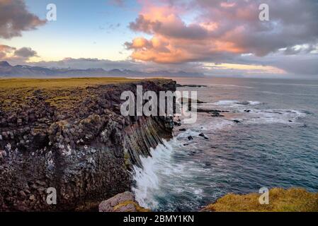 Ein basalt Spalte Shoreline bei Arnarstapi auf der Halbinsel Snaefellsnes in Island in der Dämmerung Stockfoto