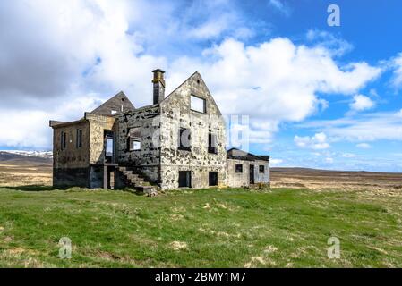 Die Ruinen eines verlassenen Bauernhauses in Island an sonnigen Tagen Stockfoto