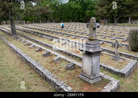 Friedhof des Ersten Weltkriegs in Gorjansko, Slowenien, wo Soldaten der österreichisch-ungarischen Armee begraben sind, die zwischen 1915-1917 in Schlachten des Isonzo gestorben sind Stockfoto