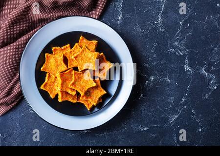 Carrot Stars Cookies, proteinreiche Snack mit Käse, Haferflocken und Eier für Kinder auf einem Teller auf einem Betontisch, flach legen, freier Platz Stockfoto