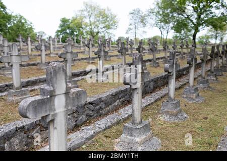 Friedhof des Ersten Weltkriegs in Gorjansko, Slowenien, wo Soldaten der österreichisch-ungarischen Armee begraben sind, die zwischen 1915-1917 in Schlachten des Isonzo gestorben sind Stockfoto