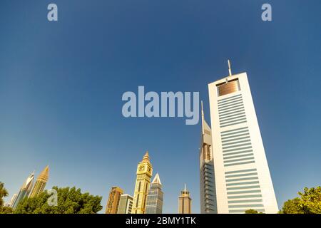 UAE, DUBAI, UM 2020: Dubai Financial Centre District. Blick auf die Jumeirah Emirates Towers in DIFC. Tagesansicht mit klarem Himmel Stockfoto