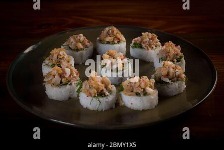 Drei Maki-Rollen in einer Reihe mit Lachs, Aal und Gurke auf weißem Hintergrund isoliert. Frische Hosomaki-Stücke mit Reis und Nori. Nahaufnahme von Delicious Stockfoto