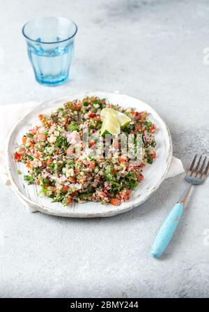 Quinoa Quinua Salat mit Tomaten und Kräutern in weißer Schüssel Stockfoto