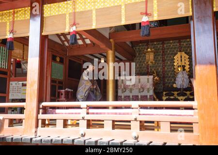 Fukuoka-Japan-0008Okt092019 Shinto Priester bei der Zeremonie im Shinto Tempel in Dazaifu Japan. Stockfoto