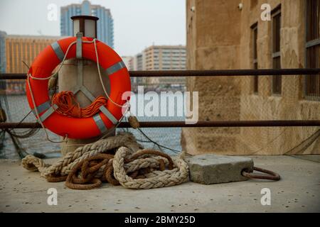 Alte rote Lebensader am Zaun in der Altstadt von Bur Dubai. Lebensader zum Meer. Stockfoto