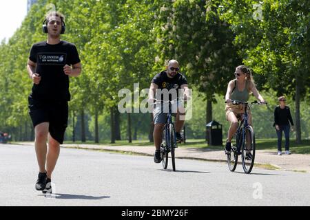 London, Großbritannien. Mai 2020. An einem warmen und sonnigen Tag fahren die Menschen mit dem Fahrrad entlang des Parks im Norden Londons.Verkehrsminister Grant Shapps hat ein Â£2 Milliarden-Paket angekündigt, das dazu beitragen soll, die Rad- und Gehkapazität in ganz Großbritannien nach dem Ausbruch von COVID-19 zu erhöhen. Das Programm wird Anfang Juni veröffentlicht, um das Radfahren zu verdoppeln und die Gehzeit bis 2025 zu erhöhen. Kredit: Dinendra Haria/SOPA Images/ZUMA Wire/Alamy Live News Stockfoto