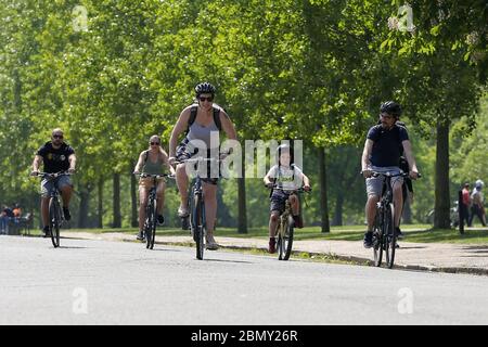 London, Großbritannien. Mai 2020. An einem warmen und sonnigen Tag fahren die Menschen mit dem Fahrrad entlang des Parks im Norden Londons.Verkehrsminister Grant Shapps hat ein Â£2 Milliarden-Paket angekündigt, das dazu beitragen soll, die Rad- und Gehkapazität in ganz Großbritannien nach dem Ausbruch von COVID-19 zu erhöhen. Das Programm wird Anfang Juni veröffentlicht, um das Radfahren zu verdoppeln und die Gehzeit bis 2025 zu erhöhen. Kredit: Dinendra Haria/SOPA Images/ZUMA Wire/Alamy Live News Stockfoto