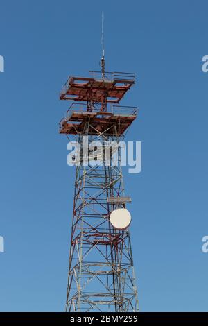 Legacy Fernmikrowellen-Verbindungsturm. Vor der Glasfasertechnik nutzten Fernsprechunternehmen Mikrowellen-Türme, um Telefongespräche zu verbinden. Stockfoto