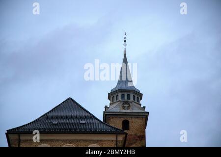 Akershus Festung ist eine historische mittelalterliche Burg Struktur in Oslo, Norwegen, die Gärten, Kanonen und schöne Aussicht von der umliegenden parap hat Stockfoto