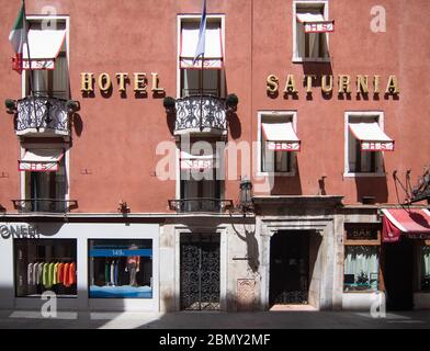 VENEDIG, ITALIEN - MAI 08: Das Luxushotel Saturnia ist wegen der Abwesenheit von Touristen geschlossen. Italien war das erste Land, das eine landesweite Schleuse verhängt hat Stockfoto