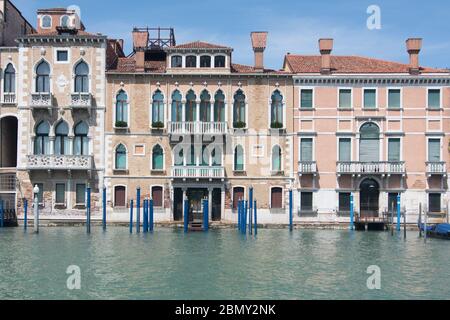 VENEDIG, ITALIEN - MAI 08: Luxus-touristische Wohnung sind wegen der Abwesenheit von Touristen geschlossen. Italien war das erste Land, das eine landesweite Sperre aufstellte Stockfoto