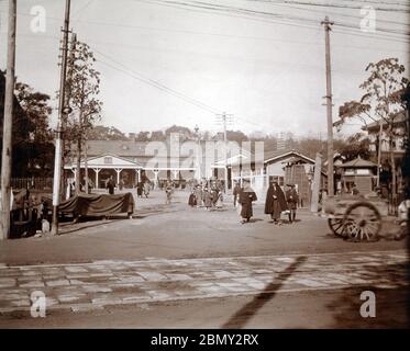 [ 1910 Japan - Ueno Station, Tokyo ] - Ueno Station (上野駅) in Taito-ku, Tokyo. Die Station wurde am 28. Juli 1883 (Meiji 16) eröffnet. Das Gebäude wurde durch Brände durch das große Kanto Erdbeben vom 1. September 1923 (Taisho 12) zerstört. Silberdruck mit Vintage-Gelatine aus dem 20. Jahrhundert. Stockfoto