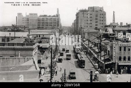 [ Japan der 1920er Jahre - Shinjuku, Tokio ] - Straßenbahnen und Autos im Tokioter Stadtteil Shinjuku, Anfang der 1920er Jahre. Vintage-Postkarte des 20. Jahrhunderts. Stockfoto