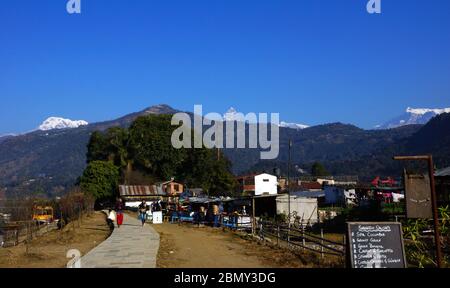 Die Ufer des Phewa Sees, Pokhara, auch bekannt als Baidam oder Seeufer, ist eines der bekanntesten touristischen Gebiete Nepals. Stockfoto