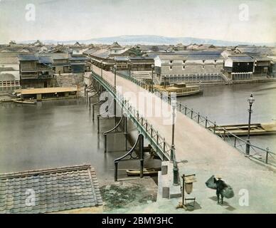 [ 1870er Japan - Koraibashi Brücke, Osaka ] - wunderschöne Aussicht auf die Koraibashi Brücke (高麗橋) über den Higashiyokobori Fluss in Osaka. Ein Seitenrad-Dampfer (Paddeldampfer, 蒸気船) ist teilweise versteckt unter der Brücke zu sehen. 1870 (Meiji 3) wurde die ursprüngliche Holzbrücke hier durch diese Eisenbrücke ersetzt, die von Alt & Co. Aus Nagasaki gebaut wurde. Es war die erste Eisenbrücke in Osaka. Vintage Albumin-Fotografie aus dem 19. Jahrhundert. Stockfoto