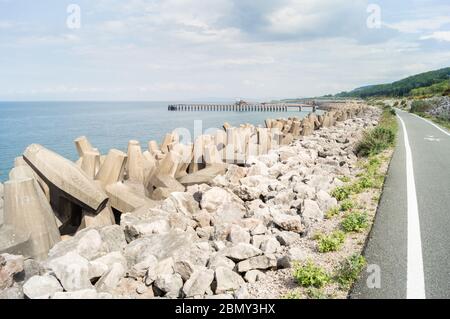 Radweg auf dem North Wales Expressway (A55) neben der Wellenbrecher Stockfoto