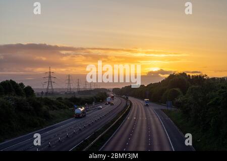 M56 Autobahn mit Pylonen bei Sonnenaufgang Frodsham Cheshire UK Konzept früher Start pendeln Arbeiter der Energiewirtschaft zurück zur Arbeit täglichen Schleifen Stockfoto