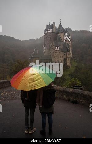 Nebliger Morgen auf Schloss Eltz; Wierschem; Deutschland Stockfoto