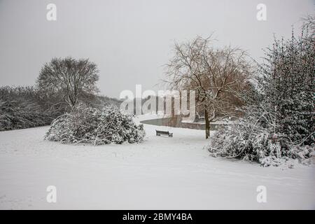 Verschneite Winterszene mit Blick auf den Park Lake Stockfoto