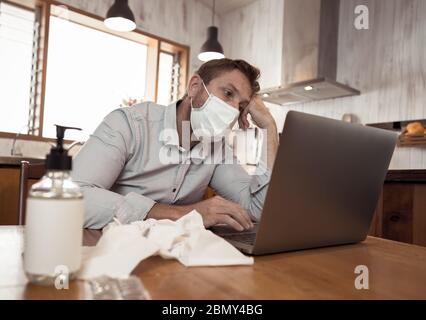 COVID-19 Online-medizinische Beratung. Kranker Mann mit Maske Verbindung mit Arzt auf Videoanruf. Online-Patient im Gespräch mit dem Arzt zur medizinischen Beratung Stockfoto