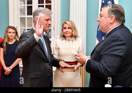 Außenminister Michael R. Pompeo leitet am 17. Juli 2018 die Vereidigung von Robert C. O’Brien als Sondergesandter des Präsidenten für Geiselangelegenheiten im US-Außenministerium. Stockfoto