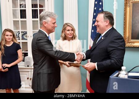 Minister Pompeo amtiert die Vereidigung von Robert C. O'Brien als Sonderbeauftragter des Präsidenten für Geiselangelegenheiten US-Außenminister Michael R. Pompeo amtiert die Vereidigung von Robert C. O'Brien als Sonderbeauftragter des Präsidenten für Geiselangelegenheiten im US-Außenministerium in Washington, DC am 17. Juli 2018. Stockfoto
