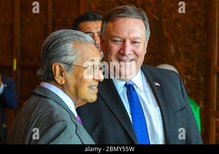 Staatssekretär Pompeo und malaysischer Premierminister Mahathir Mohamad Außenminister Michael R. Pompeo trifft sich am 3. August 2018 mit dem malaysischen Premierminister tun Dr. Mahathir Mohamad im Büro des Premierministers in Putrajaya, Malaysia. Stockfoto