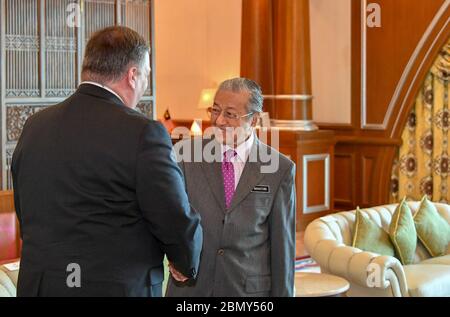 Staatssekretär Pompeo und malaysischer Premierminister Mahathir Mohamad Außenminister Michael R. Pompeo trifft sich am 3. August 2018 mit dem malaysischen Premierminister tun Dr. Mahathir Mohamad im Büro des Premierministers in Putrajaya, Malaysia. Stockfoto