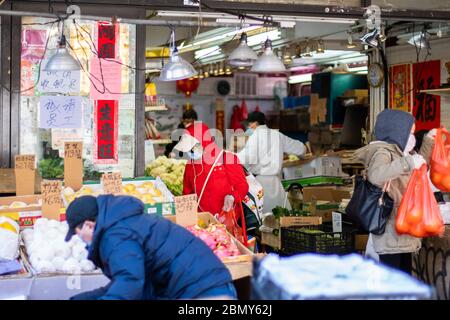 Chinesische und asiatische Menschen Verkäufer und wichtige Arbeiter in Chinatown mit Masken und Schutzausrüstung Wiedereröffnung Geschäfte und Märkte während Coronavirus COV Stockfoto