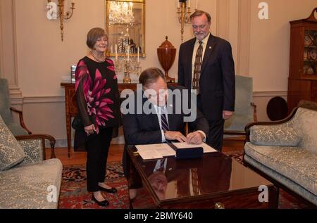 Minister Pompeo amtiert Vereidigung für den stellvertretenden Staatssekretär für Afrikanische Angelegenheiten Nagy US-Außenminister Michael R. Pompeo amtiert die Vereidigung für Botschafter Tibor P. Nagy, Jr. als stellvertretender Staatssekretär für Afrikanische Angelegenheiten, im Außenministerium, 17. September 2018. Stockfoto