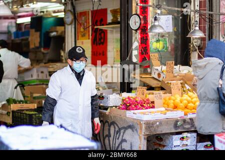 Chinesische und asiatische Menschen Verkäufer und wichtige Arbeiter in Chinatown mit Masken und Schutzausrüstung Wiedereröffnung Geschäfte und Märkte während Coronavirus COV Stockfoto