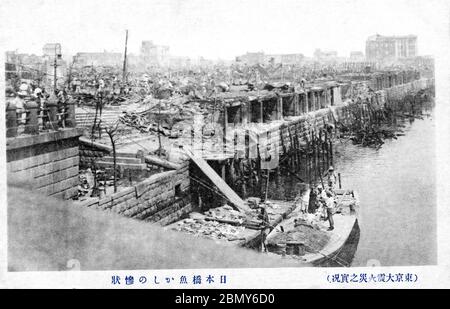 [ 1923 Japan - Erdbeben von großem Kanto ] - der verwüstete Fischmarkt von Nihonbashi in Tokio nach dem Erdbeben von großem Kanto (Kanto Daishinsai) vom 1. September 1923 (Taisho 12). Diese Veranstaltung führte zur Schaffung eines neuen Marktes in Tsukiji im Jahr 1935 (Showa 10), wo es blieb bis 6. Oktober 2018 (Heisei 30). Originaltext:（東京大震火災之実況）日本橋魚かしの惨状。 Vintage Postkarte des 20. Jahrhunderts. Stockfoto