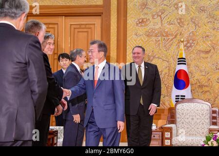 Staatssekretär Pompeo trifft Präsident Moon in Seoul Außenminister Michael R. Pompeo trifft am 7. Oktober 2018 den Präsidenten der Republik Korea, Moon Jae-in, in Seoul, Republik Korea. Stockfoto