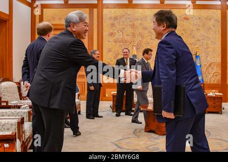 Staatssekretär Pompeo trifft Präsident Moon in Seoul Außenminister Michael R. Pompeo trifft am 7. Oktober 2018 den Präsidenten der Republik Korea, Moon Jae-in, in Seoul, Republik Korea. Stockfoto