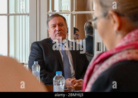 Sekretär Pompeo nimmt Medienfragen in Seoul auf US-Außenminister Michael R. Pompeo nimmt Medienfragen in Seoul, Republik Korea, auf, bevor er am 8. Oktober 2018 nach China abreist. Stockfoto