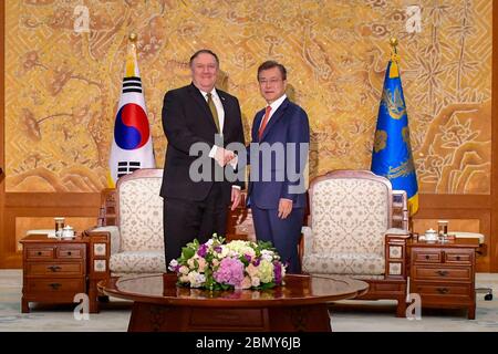 Staatssekretär Pompeo trifft Präsident Moon in Seoul Außenminister Michael R. Pompeo trifft am 7. Oktober 2018 den Präsidenten der Republik Korea, Moon Jae-in, in Seoul, Republik Korea. Stockfoto