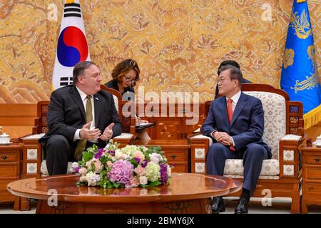 Staatssekretär Pompeo trifft Präsident Moon in Seoul Außenminister Michael R. Pompeo trifft am 7. Oktober 2018 den Präsidenten der Republik Korea, Moon Jae-in, in Seoul, Republik Korea. Stockfoto